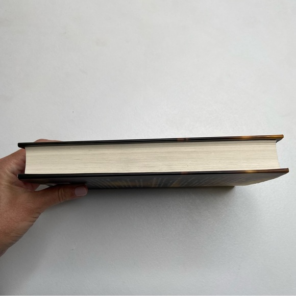 LAURA HILLENBRAND Hardcover UNBROKEN - Picture 4 of 9